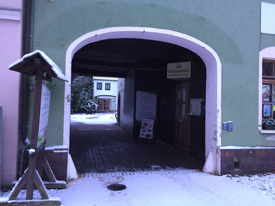 Hinten ist das Hotel Hotel Schmiedeberger Hof