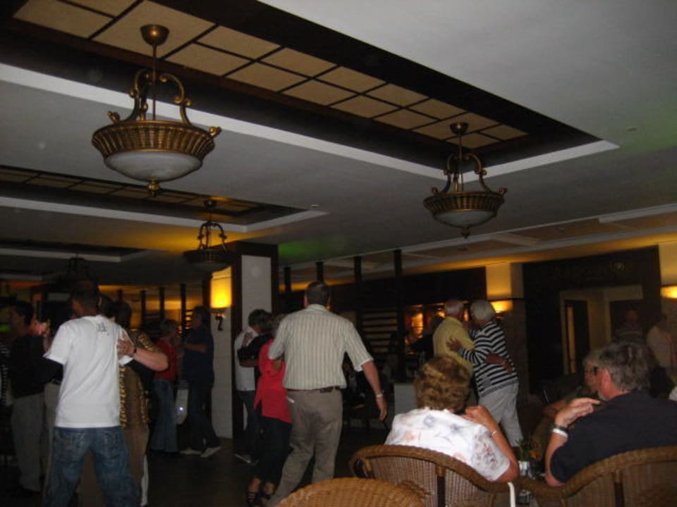 Tanzabend vor der Kurkuaz Bar Trendy Aspendos Beach Hotel