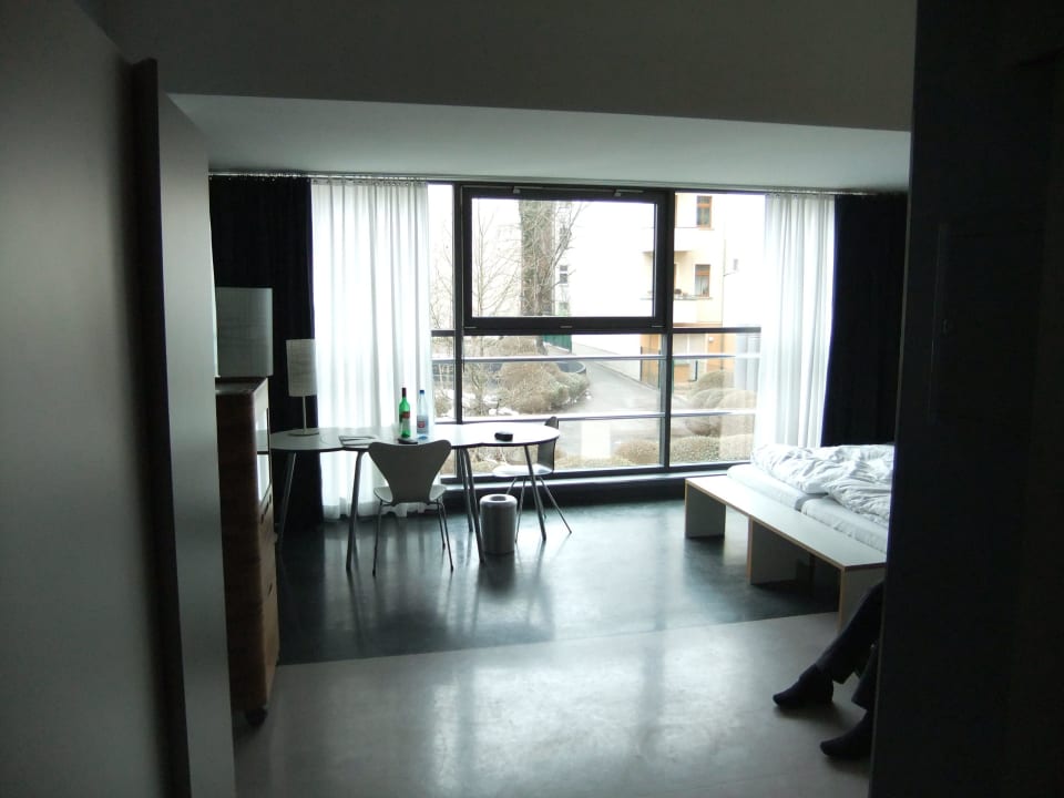 Großes Zimmer, wenig Möbel Ku' Damm 101 Hotel