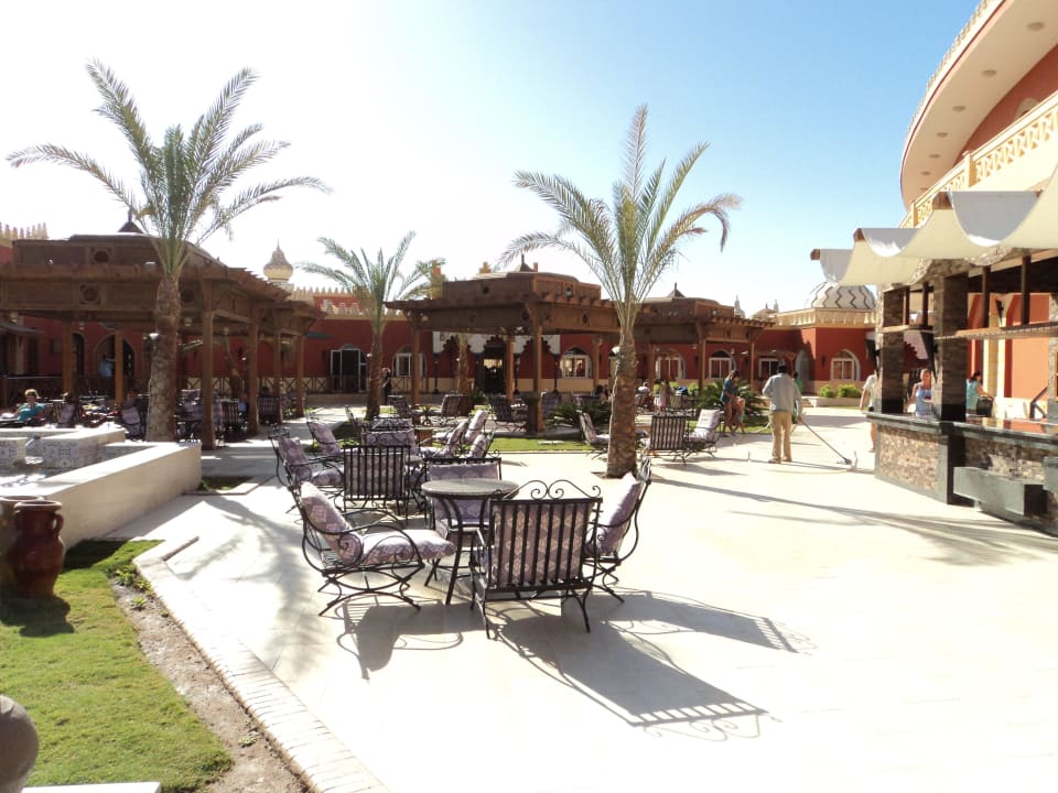 Sitzmöglichkeiten vor der Arena Pickalbatros Alf Leila Wa Leila Resort - Neverland Hurghada