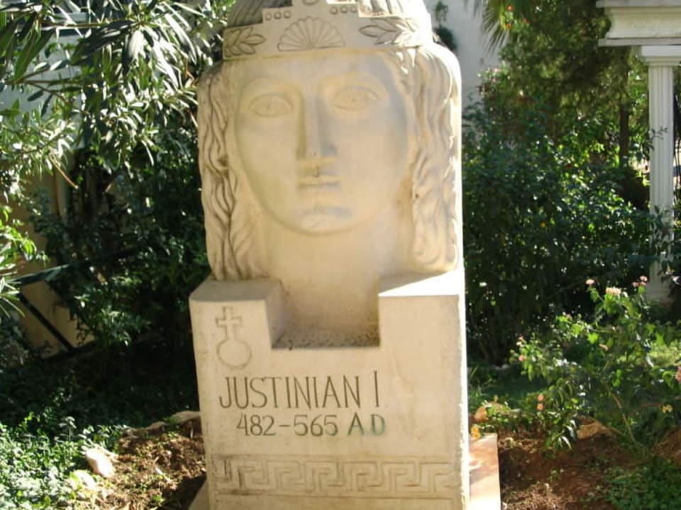 Parkanlage Büste Justiniano Club Alanya