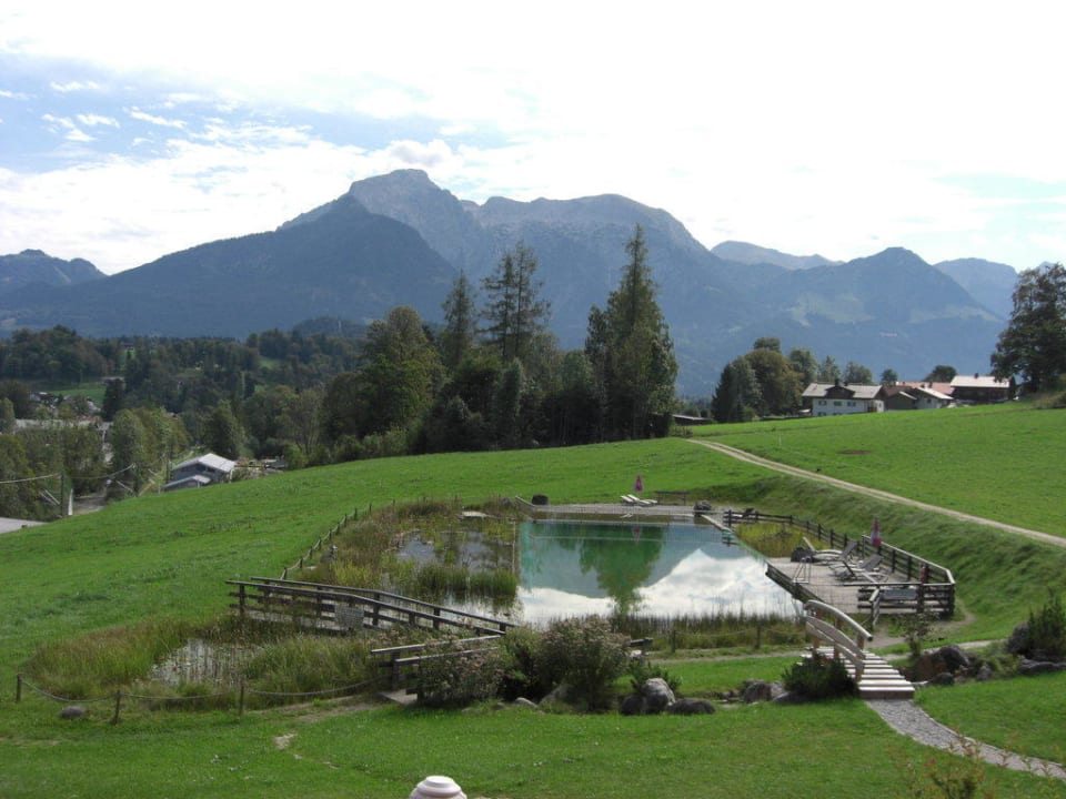 Naturbad mit Bergen im Hintergrund Naturhotel Reissenlehen