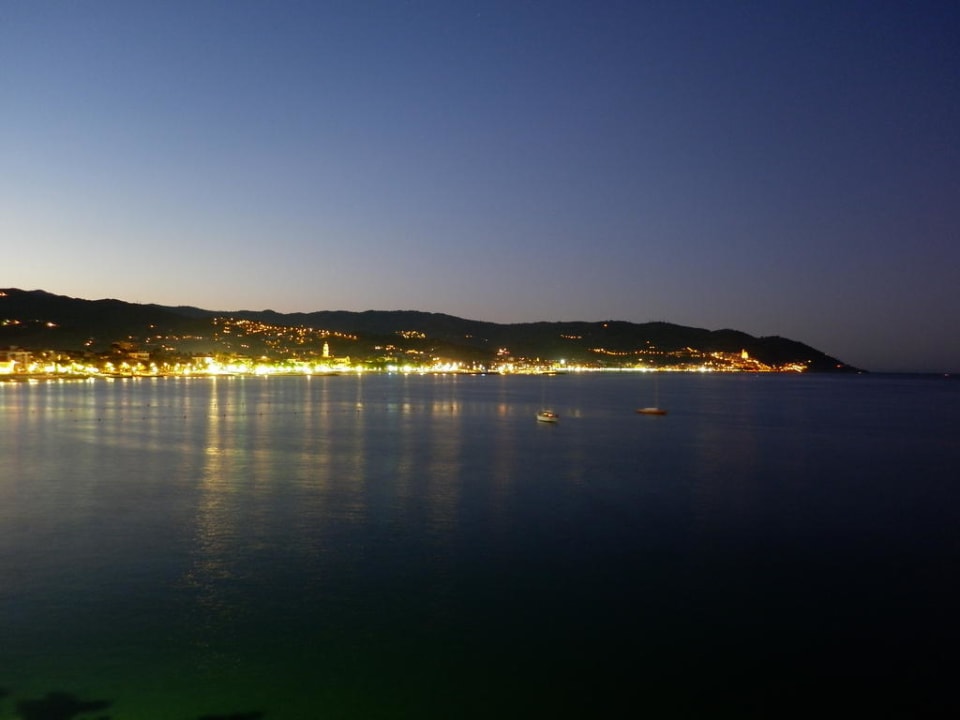 Diano Marina by night vom Hotel aus gesehen Hotel Arc En Ciel