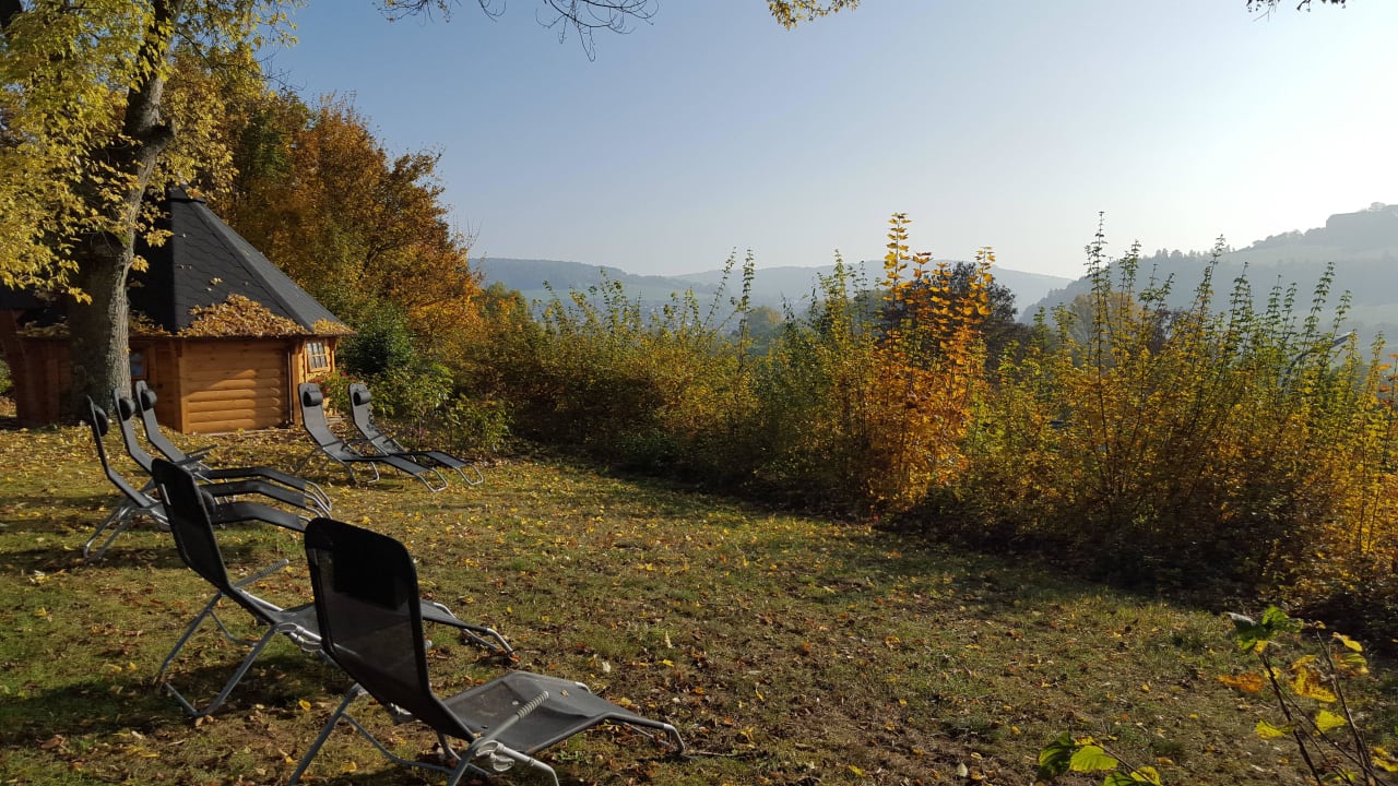 Garten mit Grillkota und Blick auf Burg Neuhaus Vitalhotel König am Park