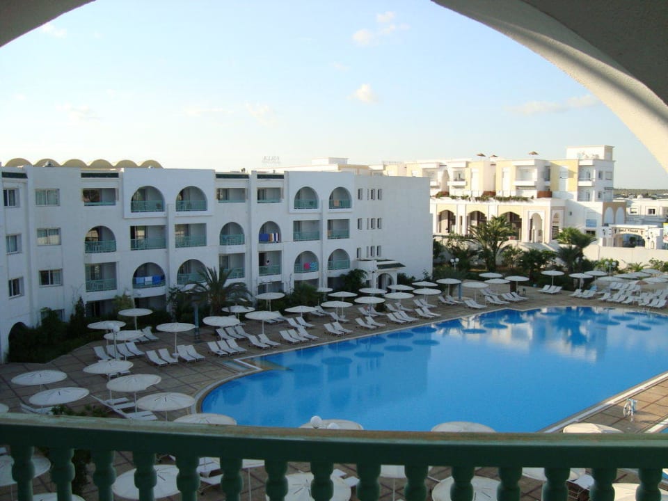 Sicht auf den hinteren Pool Hotel El Mouradi Skanes Beach