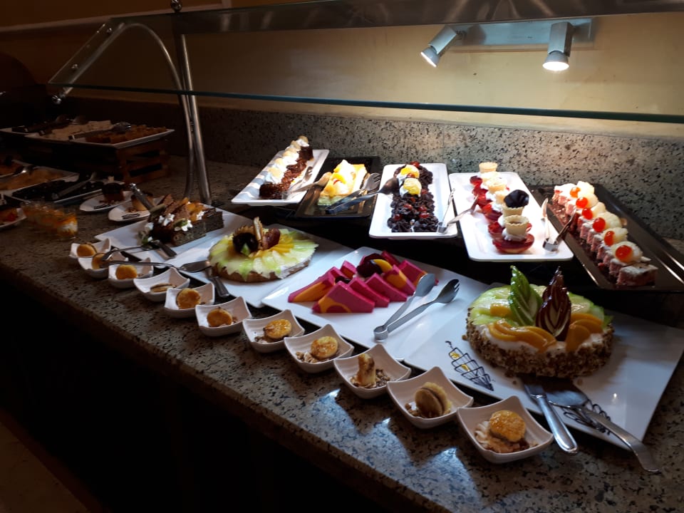 Kuchen-Buffett am Abend Hotel JAZ Makadi Star & Spa
