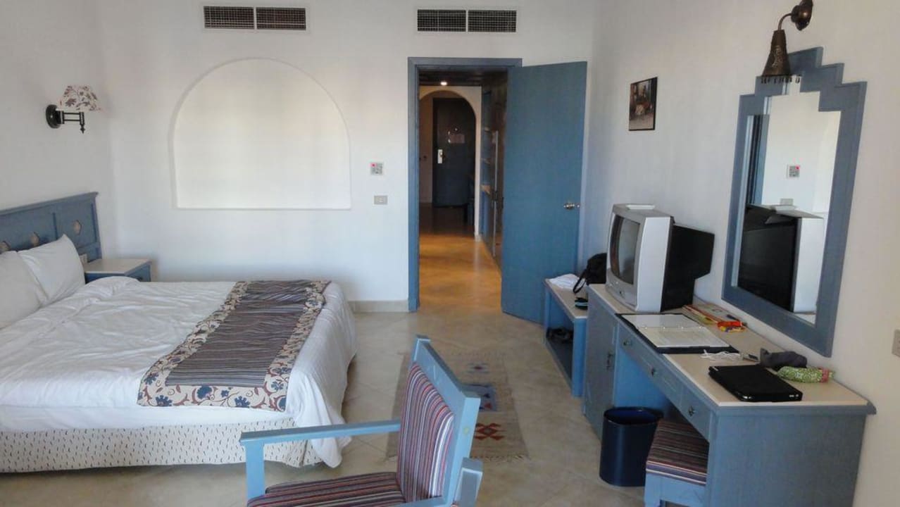 Familienzimmer Elternbereich dann Flur hinten KiZi SUNRISE Royal Makadi Resort