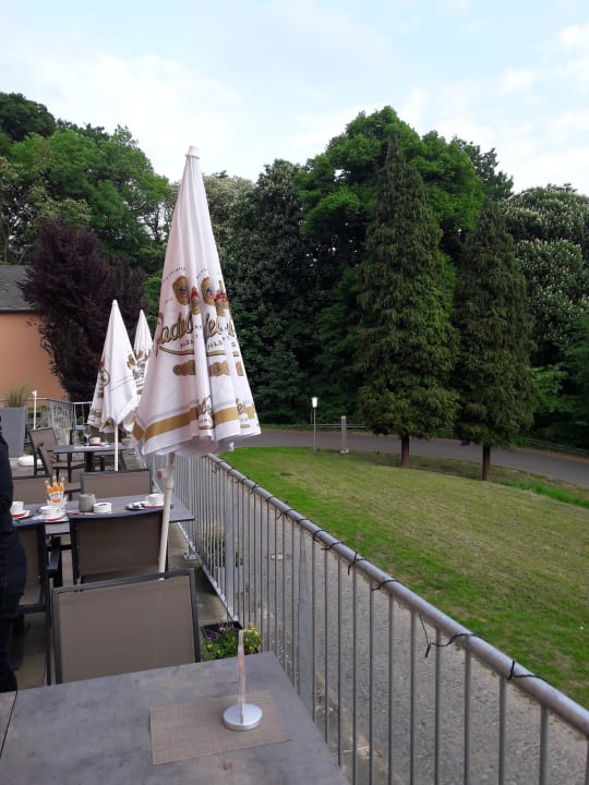 Blick auf die Außenterasse JUFA Hotel Königswinter
