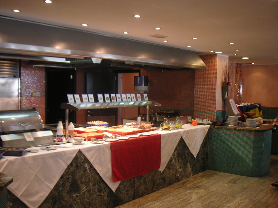 Teil des Frühstücksbuffets Hotel Faro, a Lopesan Collection Hotel