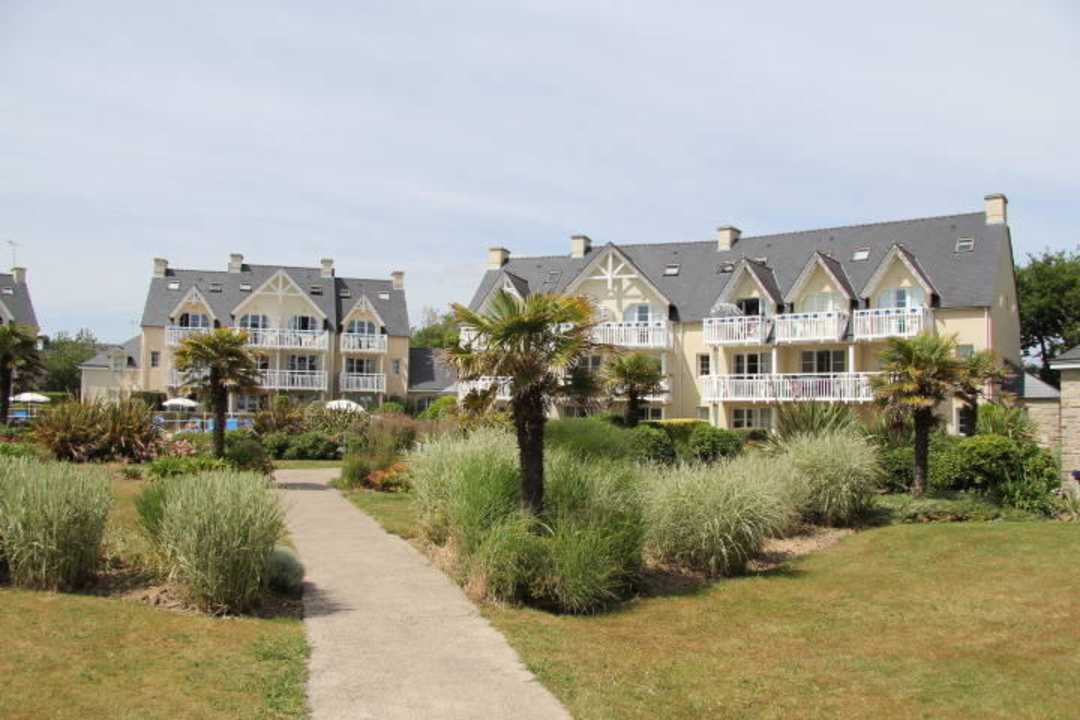 Von der Straße aus gesehen Hotel Pierre et Vacances