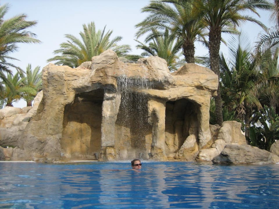 Felsgrotte mit Wasserfall am Pool Lopesan Costa Meloneras, Resort & Spa