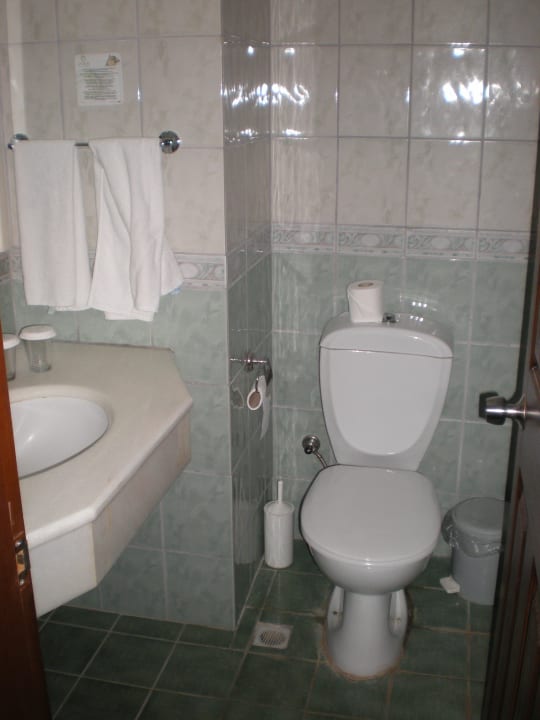 WC: Dreckig / Glassplitter Armas Gül Beach