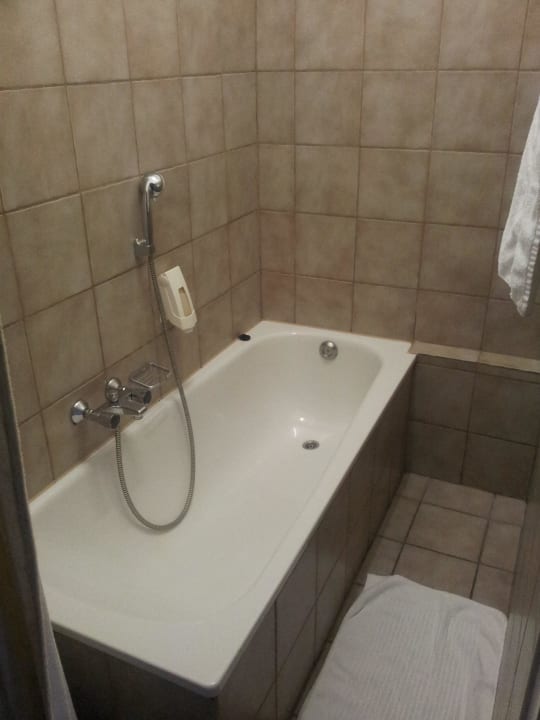 Die Badewanne im seperaten Bad Rhein-Hotel St.Martin