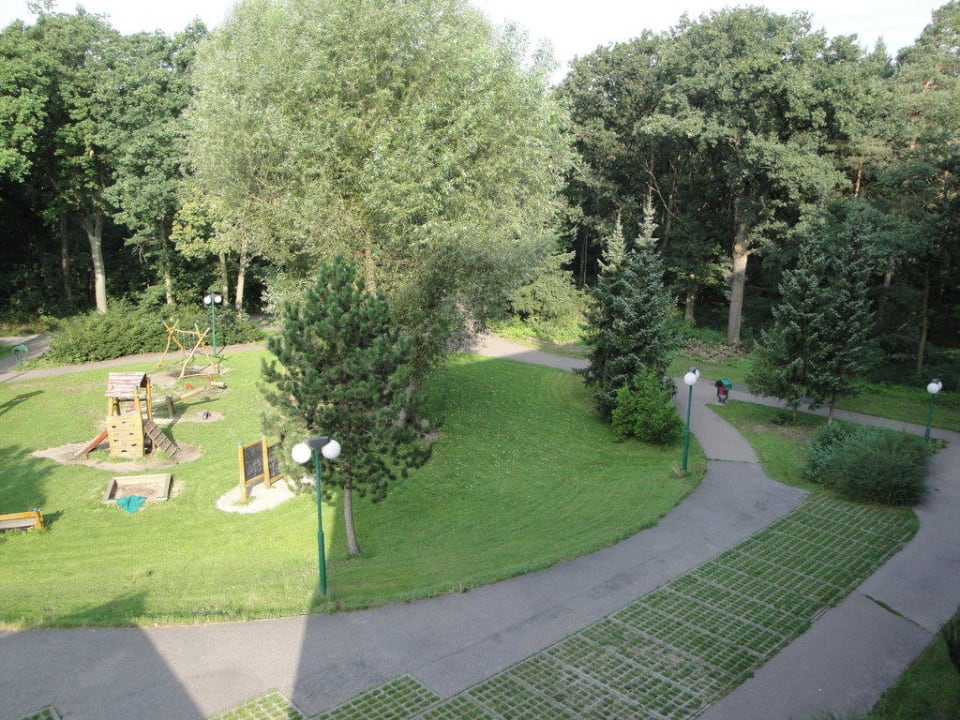 Gartenanlage mit Spielplatz Hotel Globus