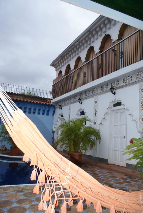 Blick auf einige Zimmer am Pool Hotel Posada Shalimar