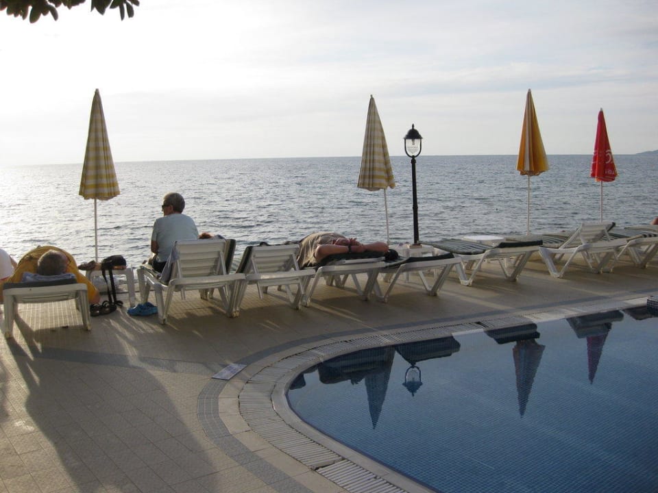 Der Pool direkt über dem Strand Aska Hotel Just in Beach