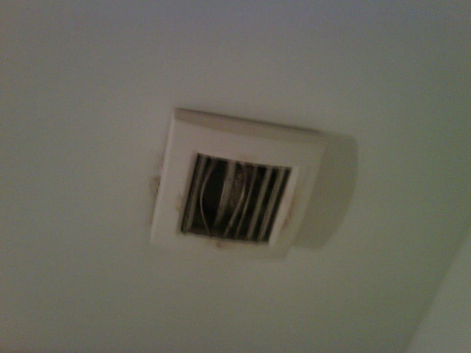 Unhygienischer Abluftventilator Hotel Apadana