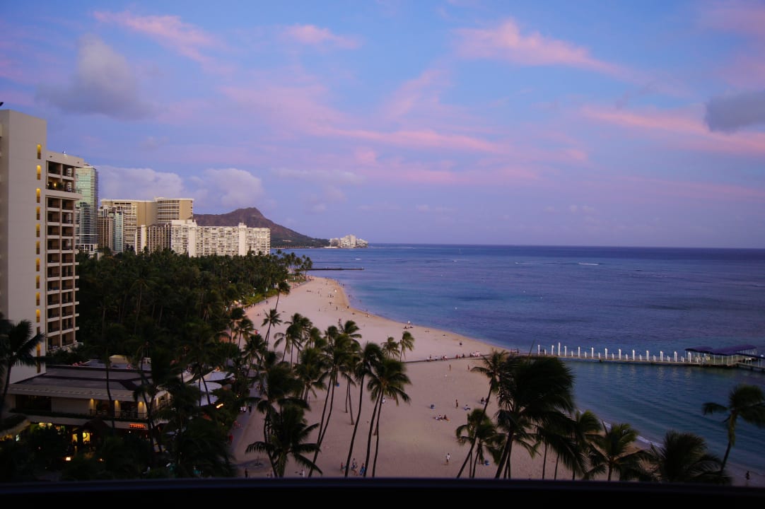 BLICK VOM BALKON MIT LICHT VOM SONNENUNTERGANG Hilton Hawaiian Village Waikiki Beach Resort