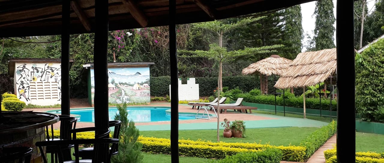 Blick vom Restaurant auf den Pool Chanya Lodge