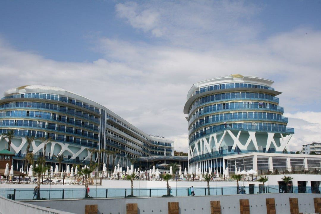 Вид с моста на отель Vikingen Infinity Resort & Spa