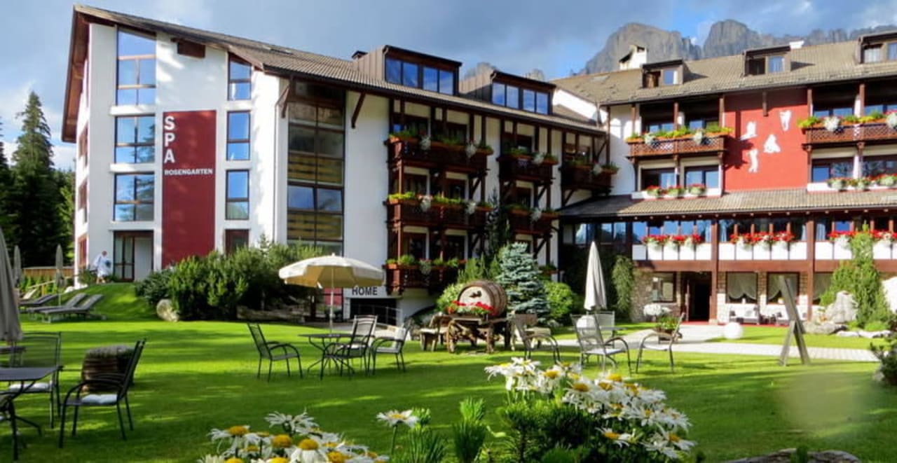Hauptansicht und Hoteleingang Hotel Alpenrose