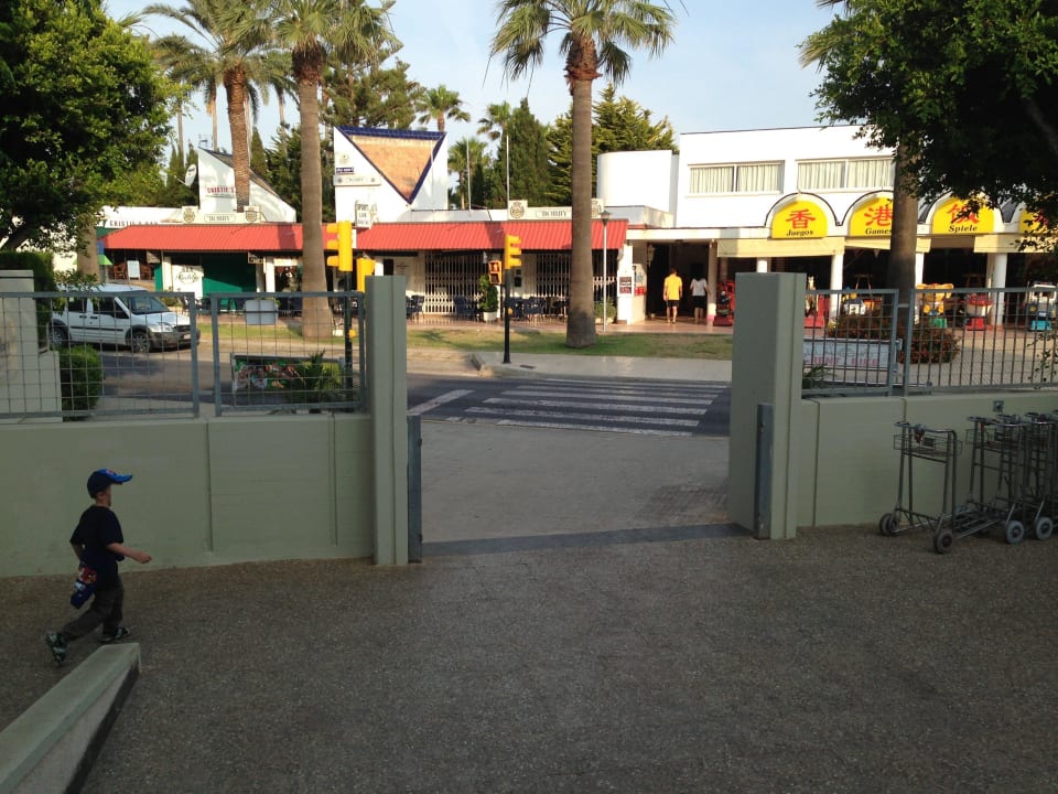 Hotelausgang über Strasse zum Speisesaal Hipotels Mediterraneo Club