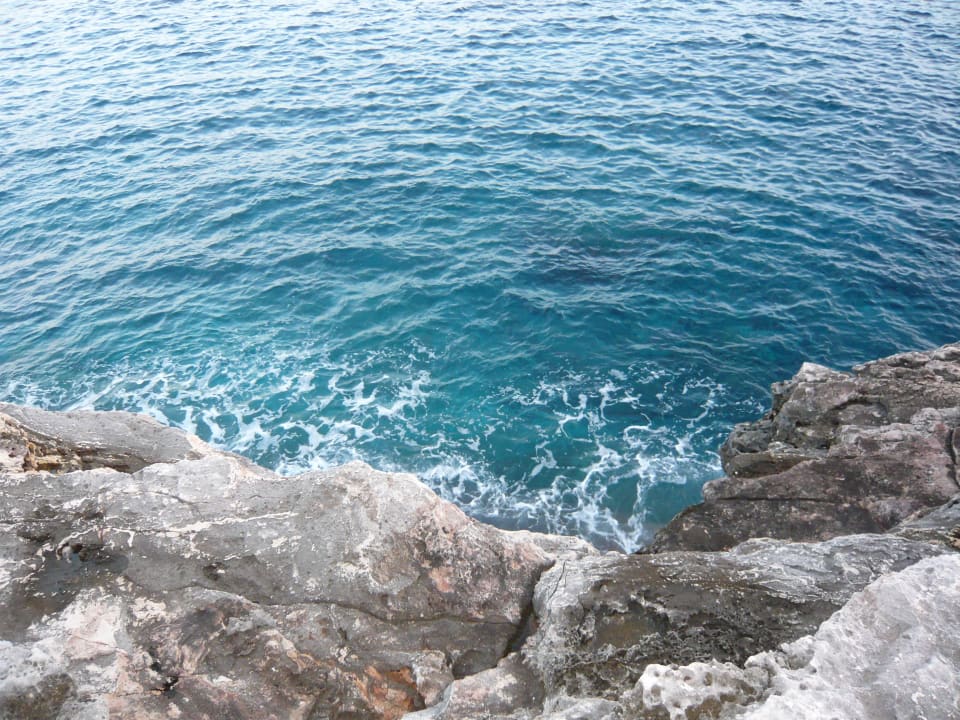 Oberhalb des Strandes auf den Felsen Grupotel Aldea Cala'n Bosch