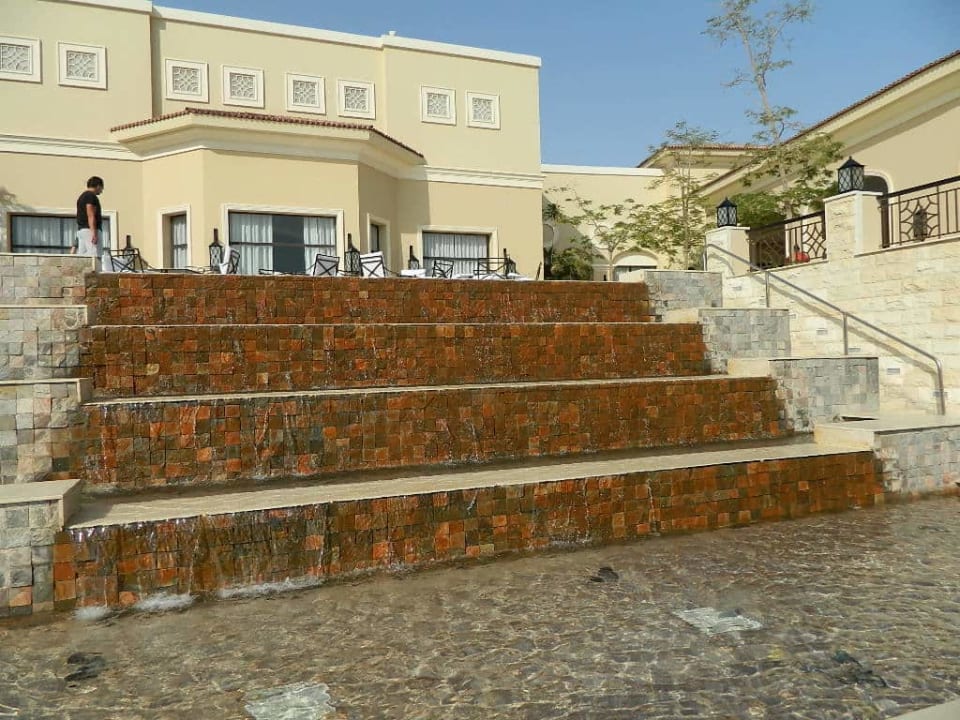 Schody prowadzące do restauracji JAZ Aquamarine Resort
