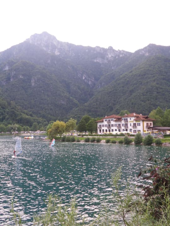 Blick vom See auf´s Hotel Hotel Lido Ledrosee