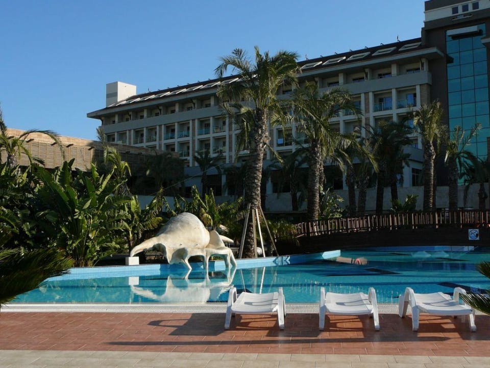 Blick von Pool zum Hotel Sunis Kumköy Beach Resort Hotel & Spa