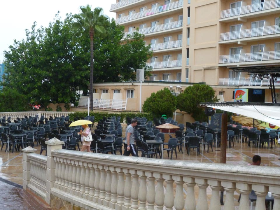 Barbereich bei Regen MLL Palma Bay Club Resort