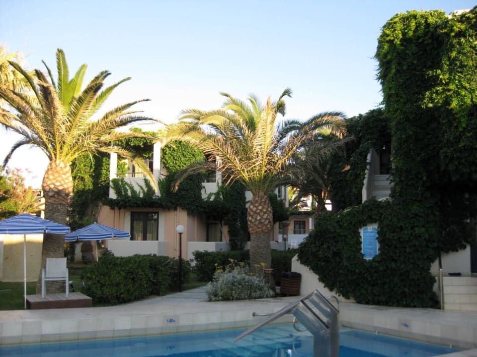 Blick vom Pool zum Zimmer Hotel Eva Bay