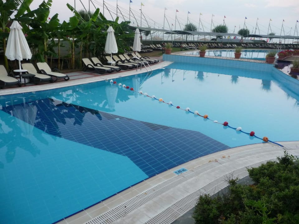 Einer von vielen Pools Limak Lara Deluxe Hotel & Resort