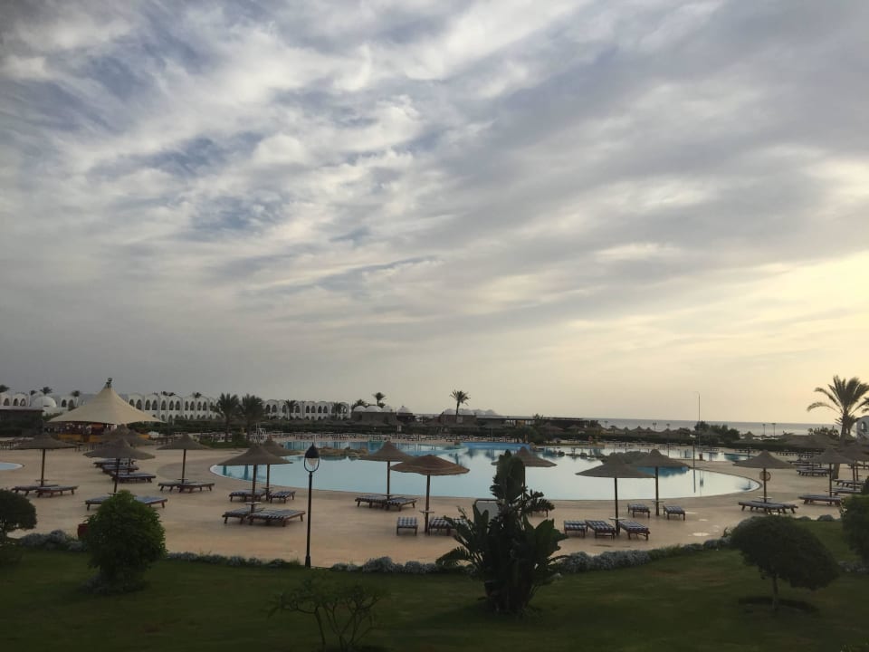 Poolanlage und im Hintergrund das Meer Hotel Gorgonia Beach Resort