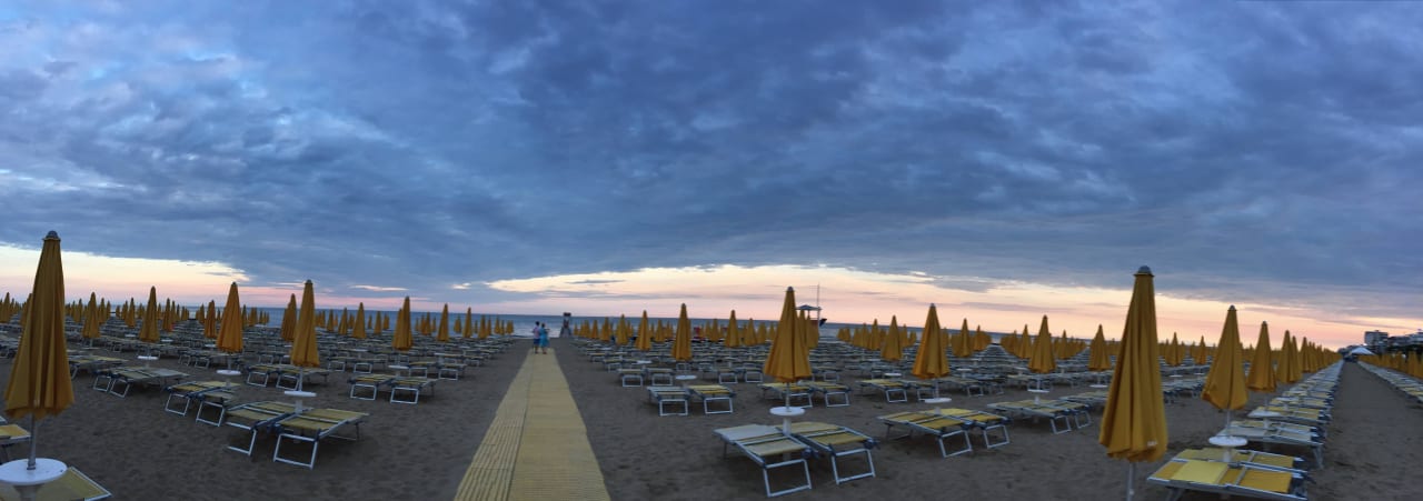 Panorama abends Strand Hotel Sirenetta