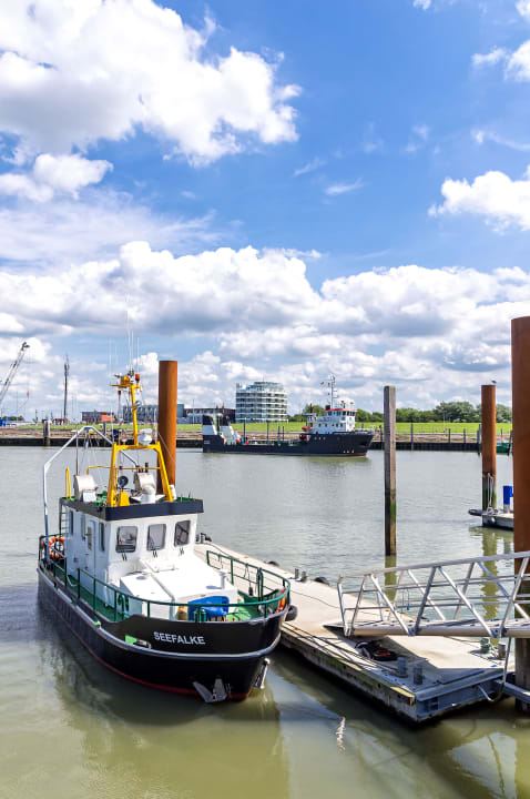 Blick vom Hafen zum Hotel Hotel Fährhaus