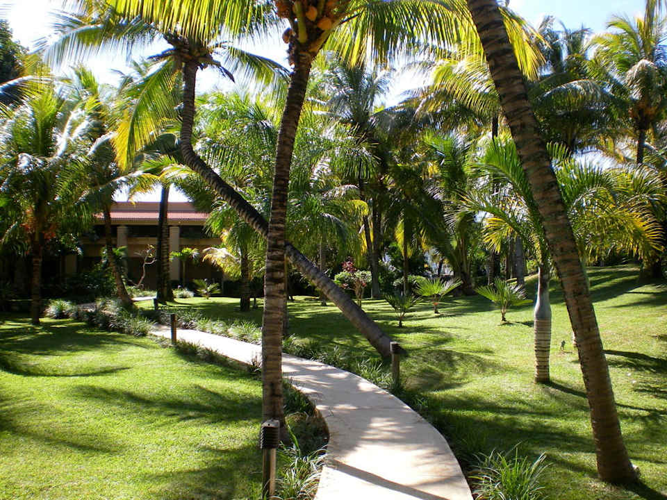Schöne Gartenanlage Mauricia Beachcomber Resort & Spa