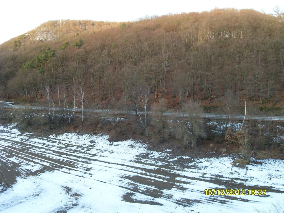 Blick vom Balkon zum See Göbel's Seehotel Diemelsee