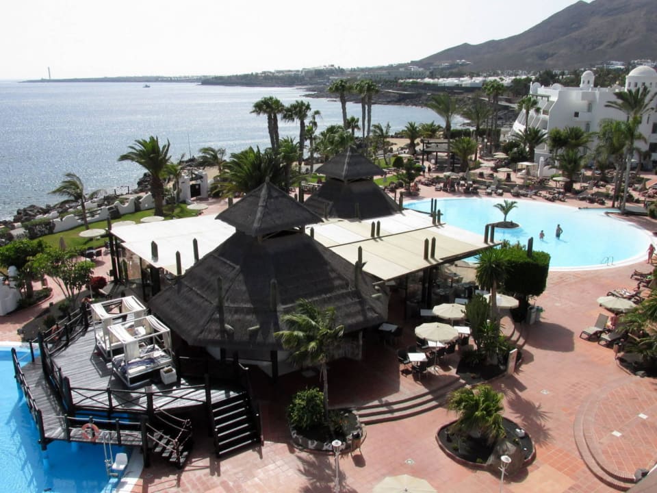 Blick auf die Garten-/Poolanlage H10 Timanfaya Palace - Adults only