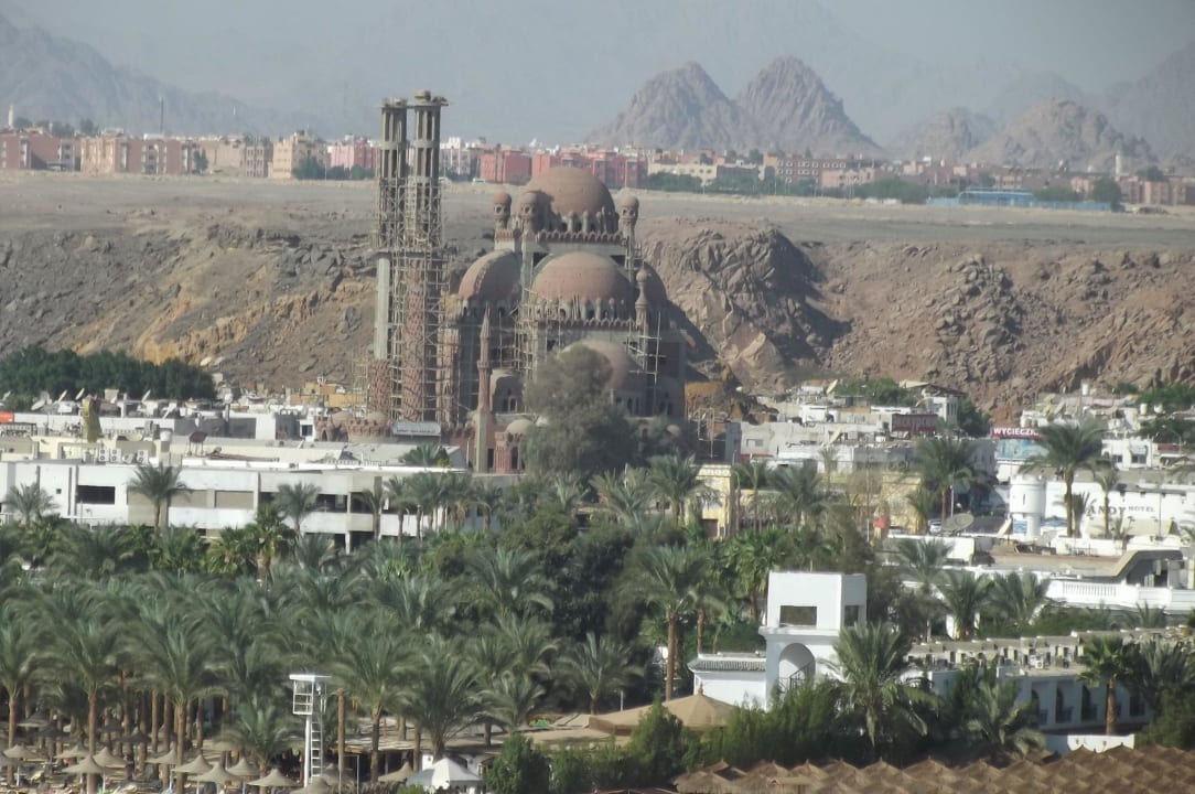 Blick von der Anlage auf Old Market -neue Moschee Albatros Sharm Resort