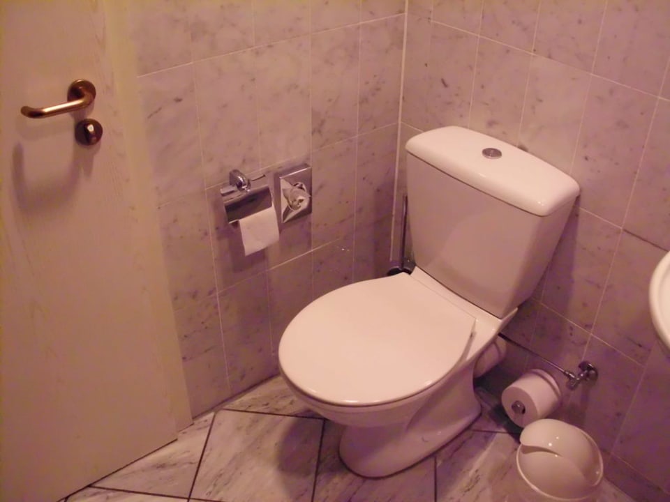 Enges Minibad, Beine vor der Türe Augustiner Hotel