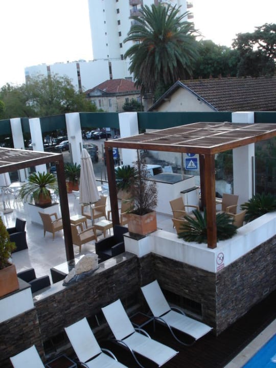 Ausblick vom Zimmer auf Pool und Restaurant Hotel Saboia