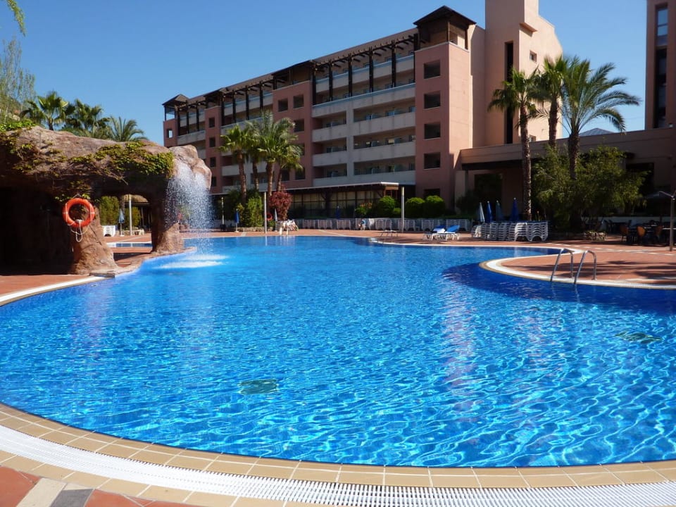 Pool mit Hotelrückseite H10 Salauris Palace