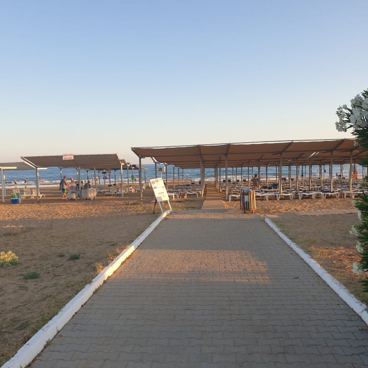 Strand Glamour Resort & Spa