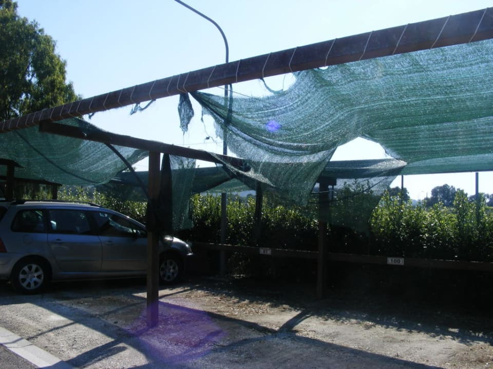 Sogenannter Carport Hotel Feriendorf Il Veliero