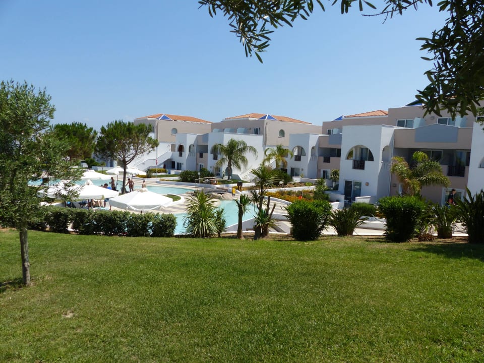 Spaziergang durch die Anlage Atlantica Marmari Palace