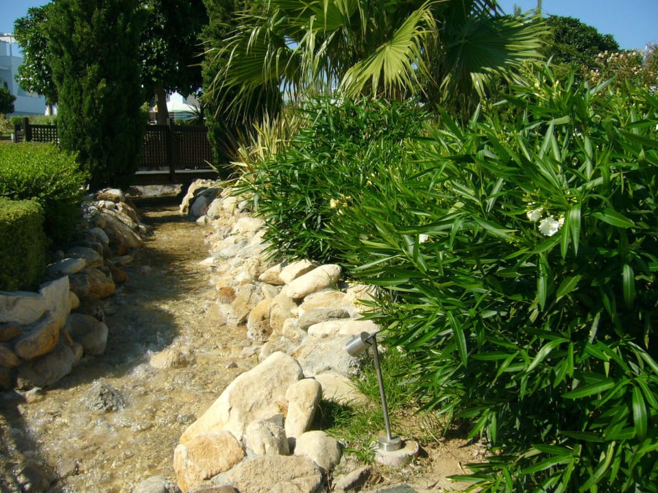 Bachlauf in der gesamten Anlage Atlantica Marmari Palace