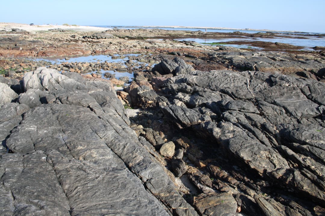 Km.weit nur Steine in beide Richtungen. Wyndham Garden Salalah Mirbat