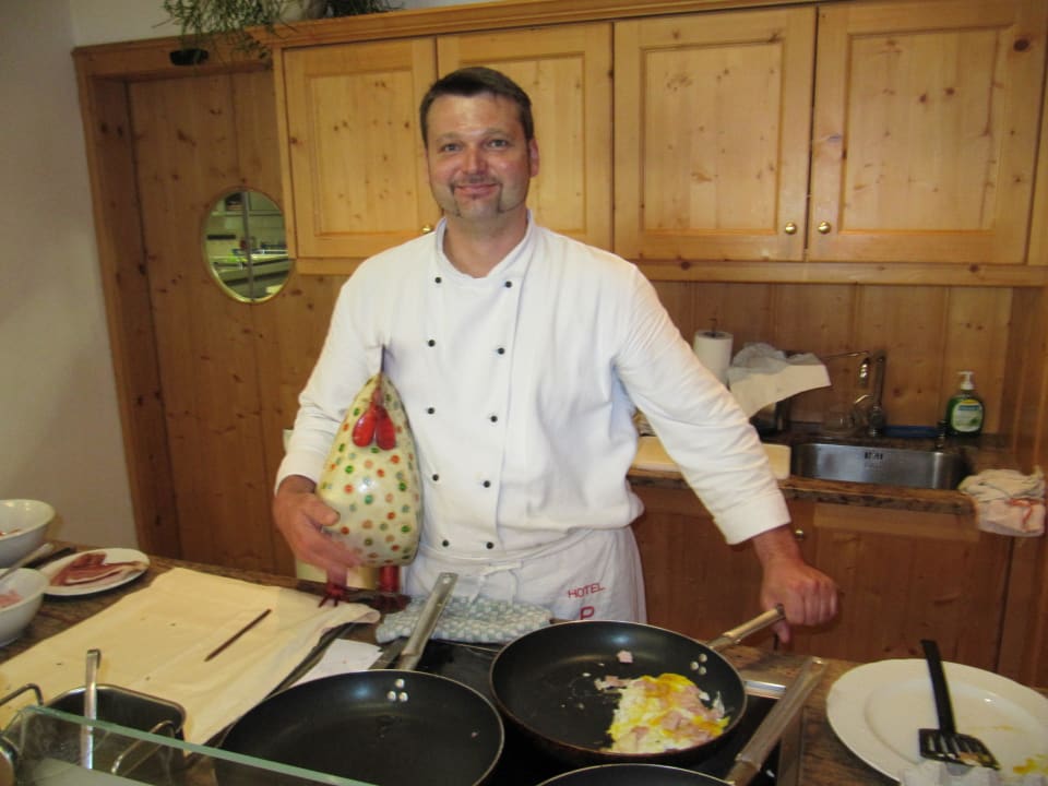 Juri, der Eierchef am Morgen Hotel Panorama