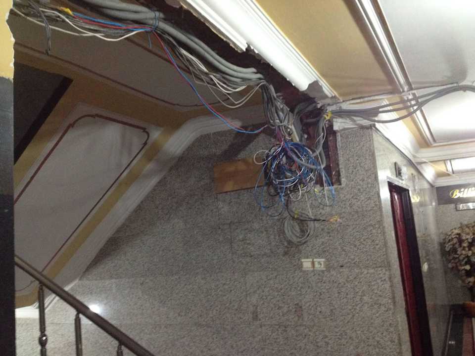 Offene Kabel im Treppenhaus Hotel Persia